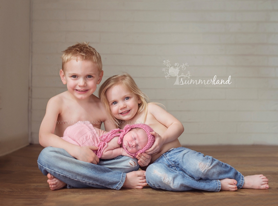 newborn with older siblings portrait Moses Lake Kennewick baby photography